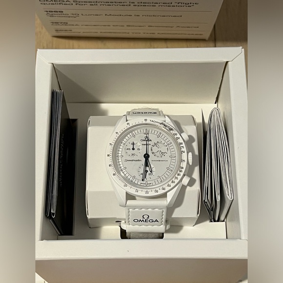 Swatch x Omega Bioceramic Moonswatch Mission To Moonphase Snoopy S033W700 Black - Picture 4 of 4